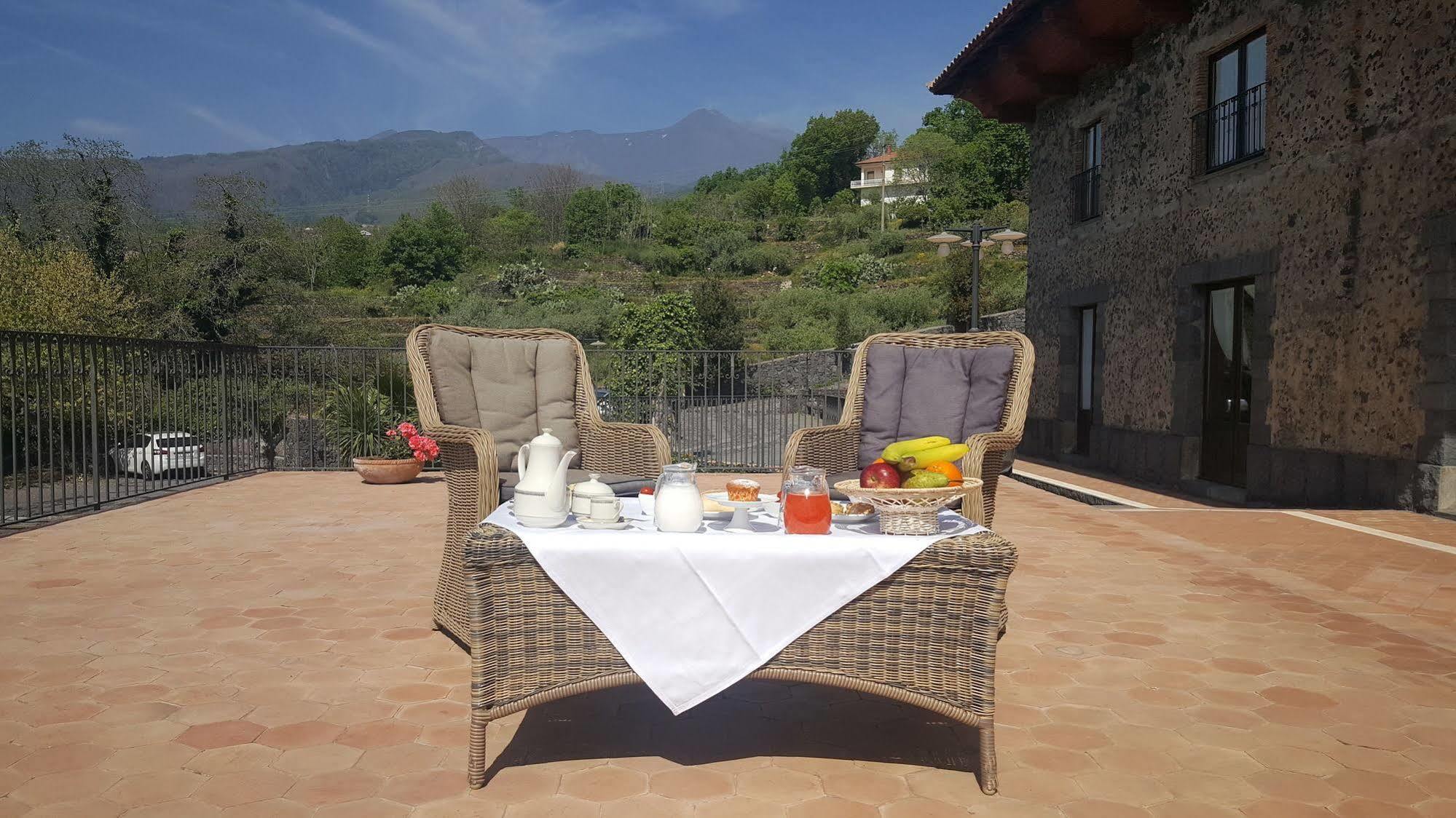 Hostal Antico Borgo Petralia Zafferana Etnea Exterior foto